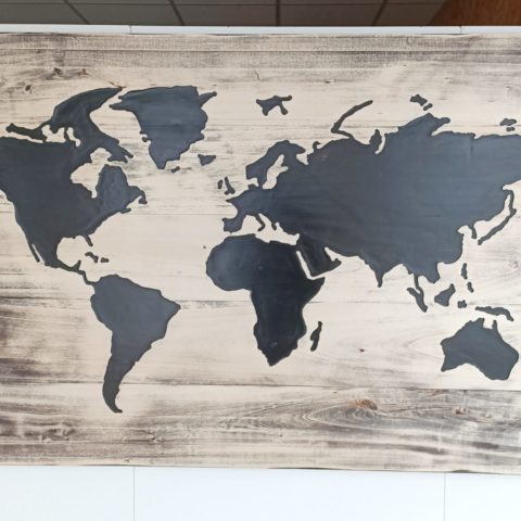 carte du monde sculptée